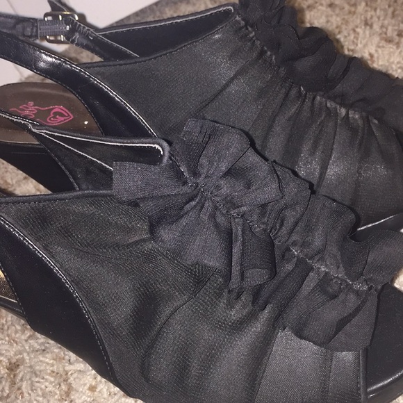 Torrid Ruffel Heels - Picture 1 of 4